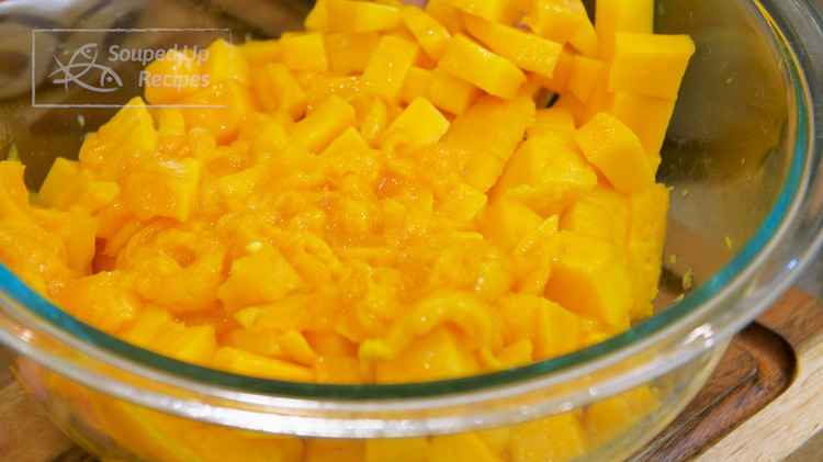 Image of I used three mangos, and I got about 600g of meat. Set it aside.