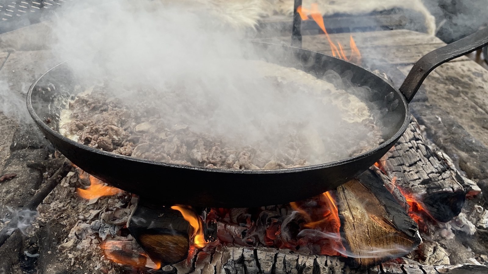 Image of Ren-Skav über dem Feuer gebraten