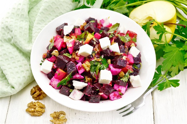 Image of Rote Bete Salat mit Walnüssen und Feta