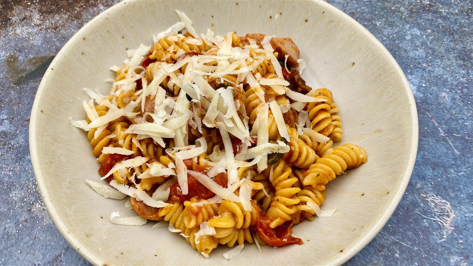 One-Pot-Pasta mit Salsiccia und getrockneten Tomaten