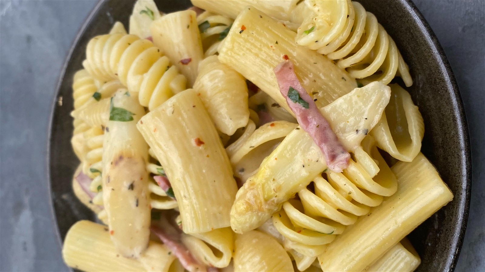 Cremige Pasta mit Spargel und Schinken