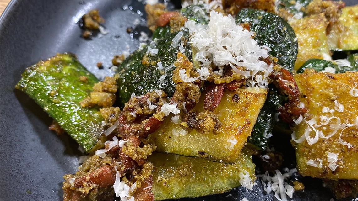 Gebratene Zucchini mit Parmesan und Speck