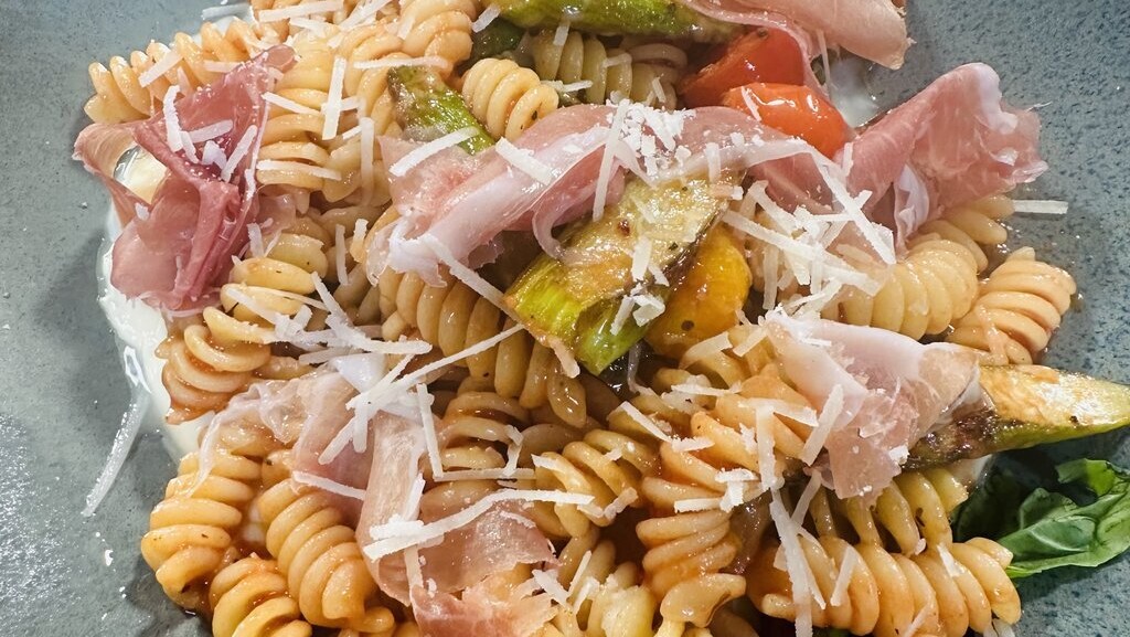 Pasta mit grünem Spargel und Mozzarella