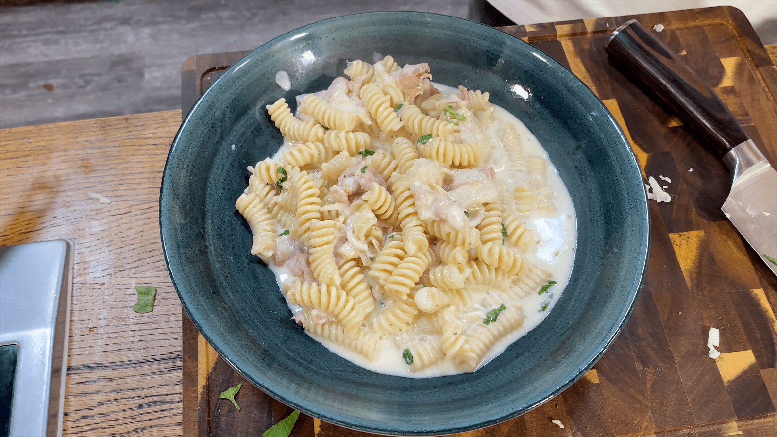 Pasta mit Käse-Speck-Sauce
