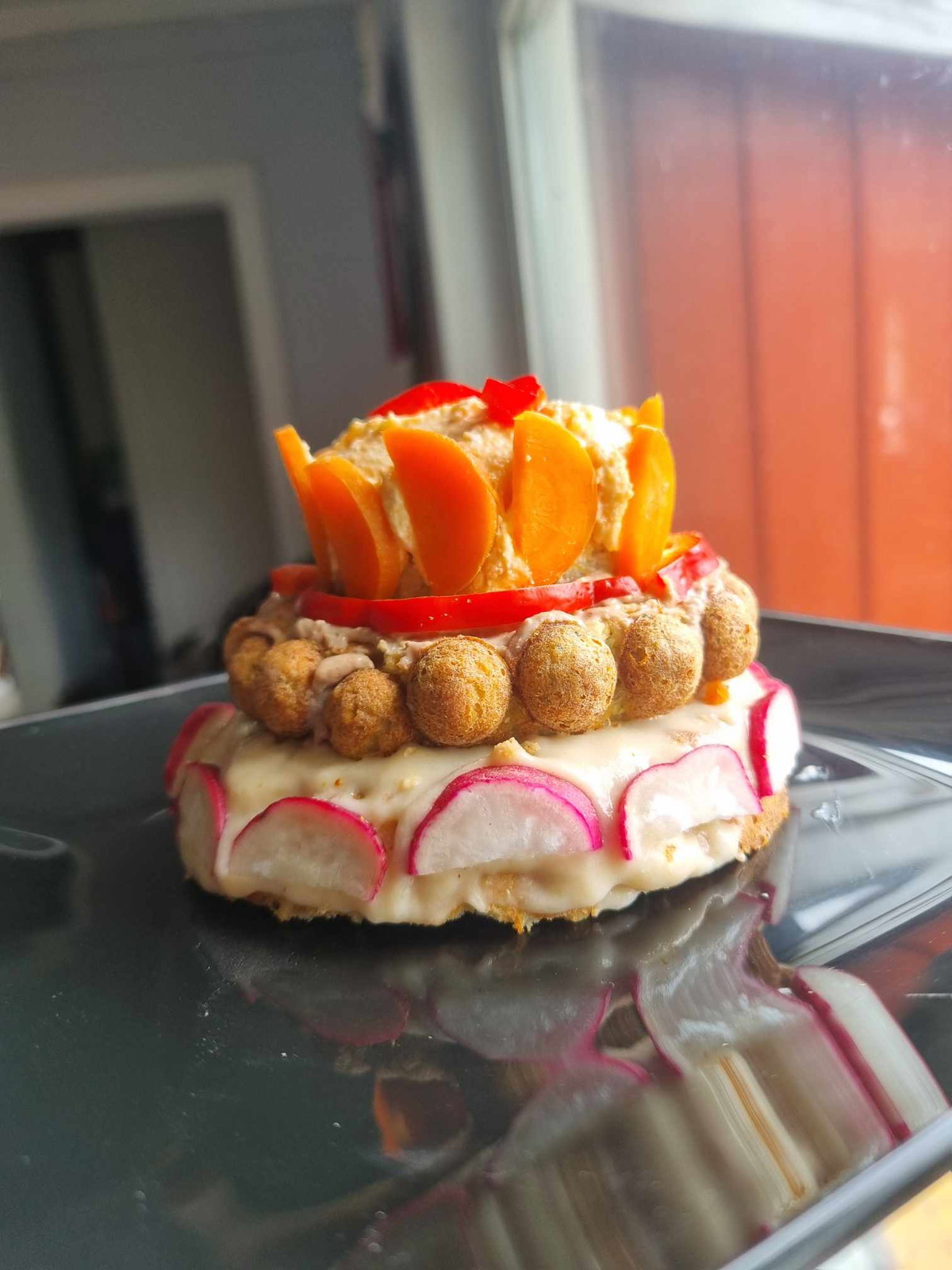 BURSDAGSKAKE: Kalkun med brokkoli og blomkål, pyntet med lever- og fiskekrem