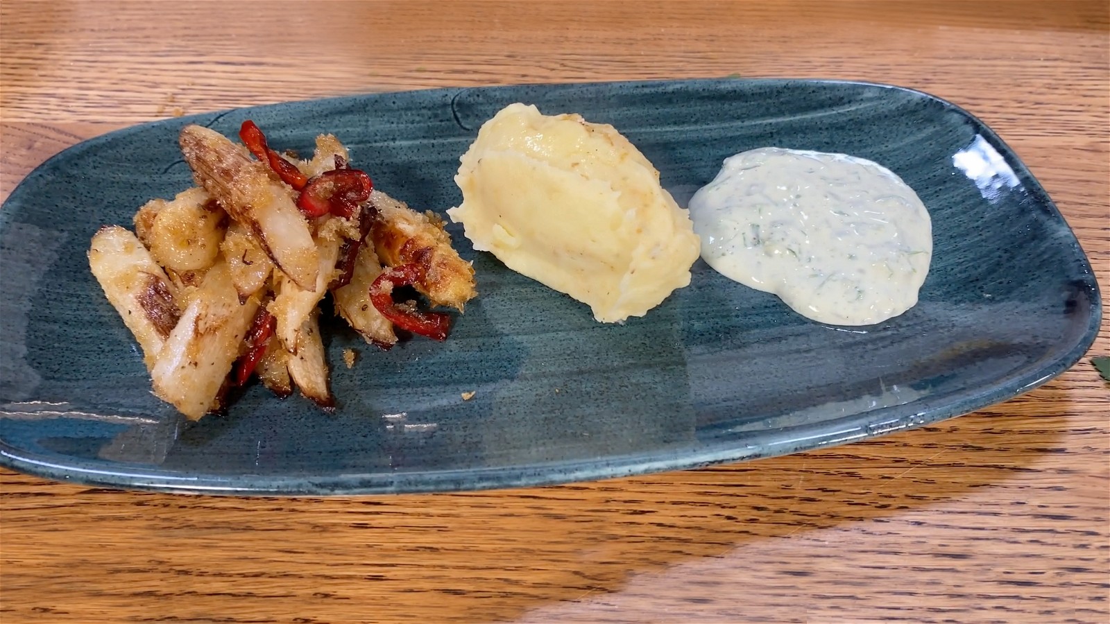 Gebratener weißer Spargel mit Kartoffelpüree und grüner Sauce