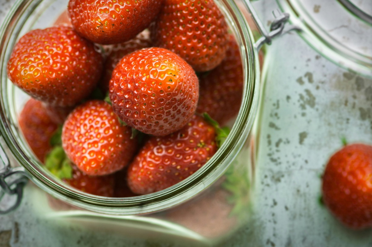 Quick Pickled Strawberries