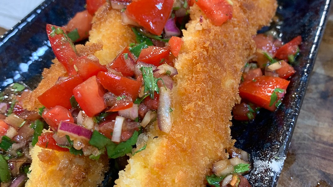 Knuspriger Spargel mit Tomatensalsa