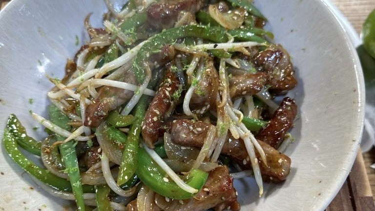 Rindfleischpfanne mit Sojasprossen und Teriyaki