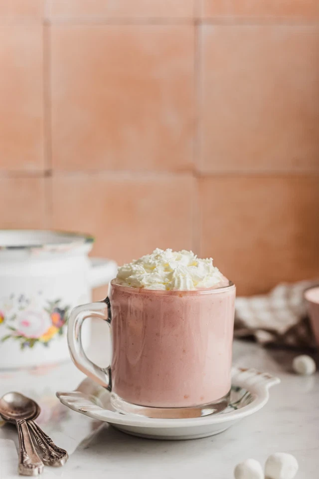 Chocolate blanco caliente con frambuesas