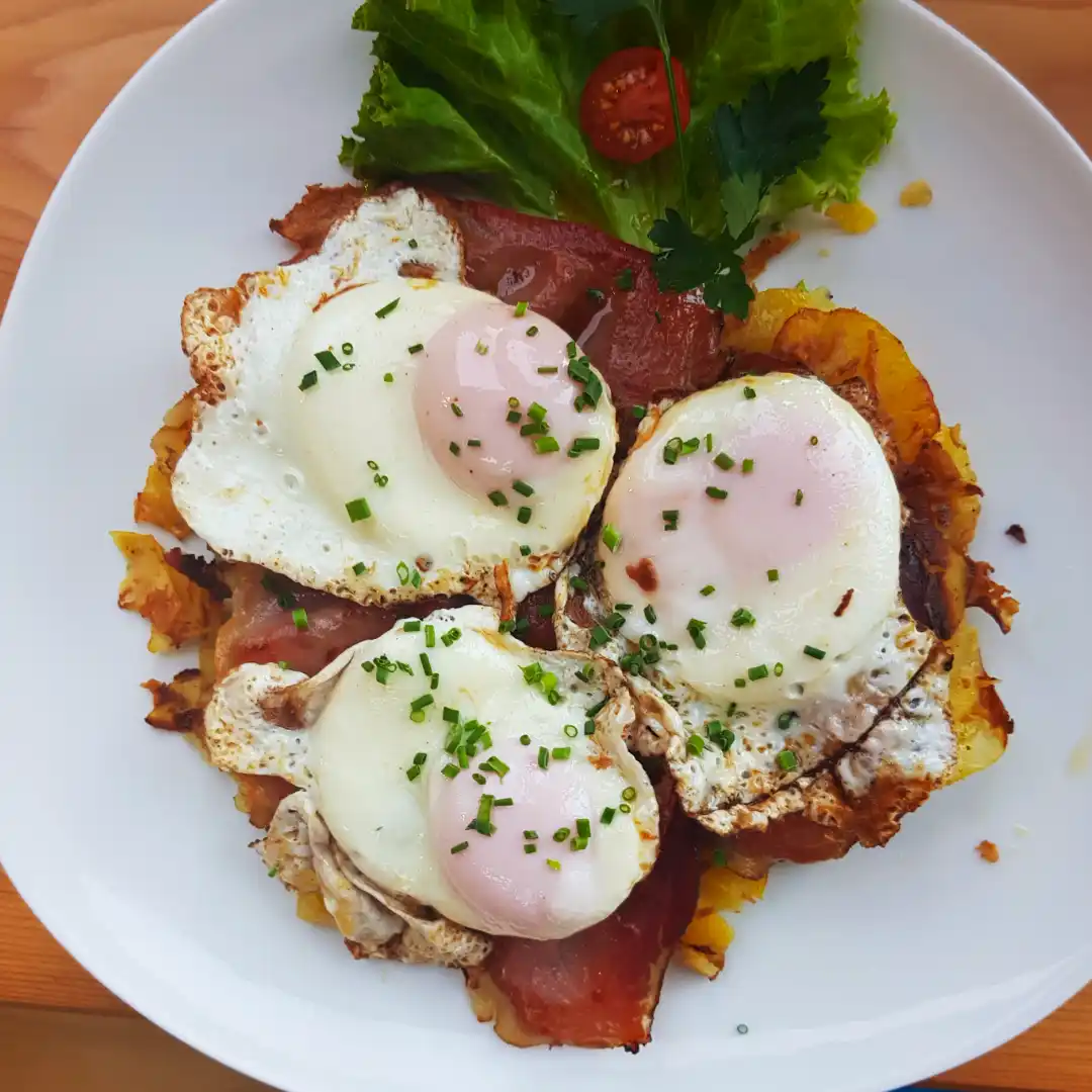 Uova al tegamino altoatesine con patate arrosto e speck