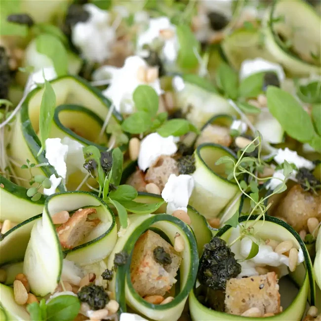 Image of Sommerliche Zucchini-Röllchen mit Südtiroler Käse und Kräutern