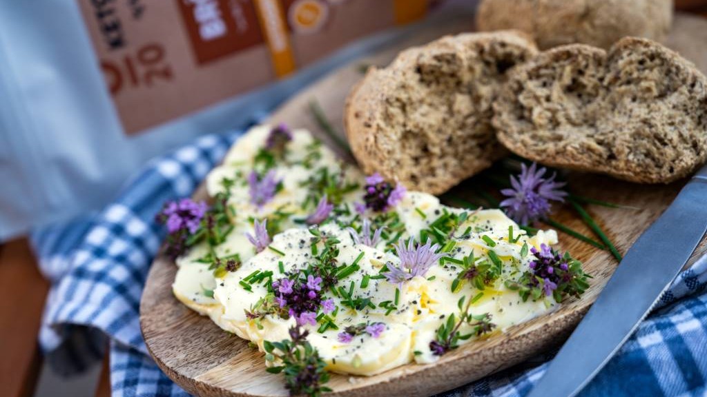 Image of BUTTER-BOARD mit BLÜTEN und BACKMISCHUNG BRÖTCHEN No20 - Sesam