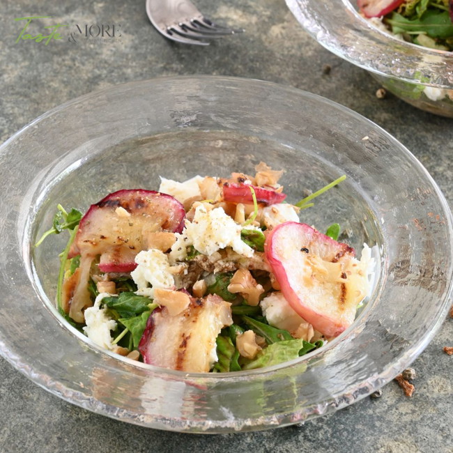 Image of Salat mit gegrilltem Pfirsich mit Orangenpfeffer