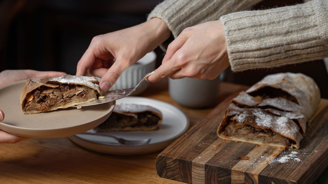 Image of Apfelstrudel (Apple Strudel) 