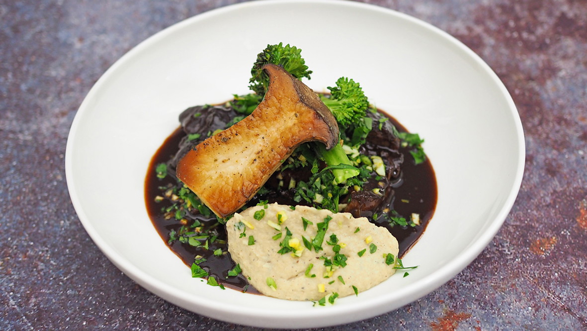 Image of Ossobuco von der Kalbshaxe mit Schalotten-Portweinjus, Gremolata und Omas Soßengewürz