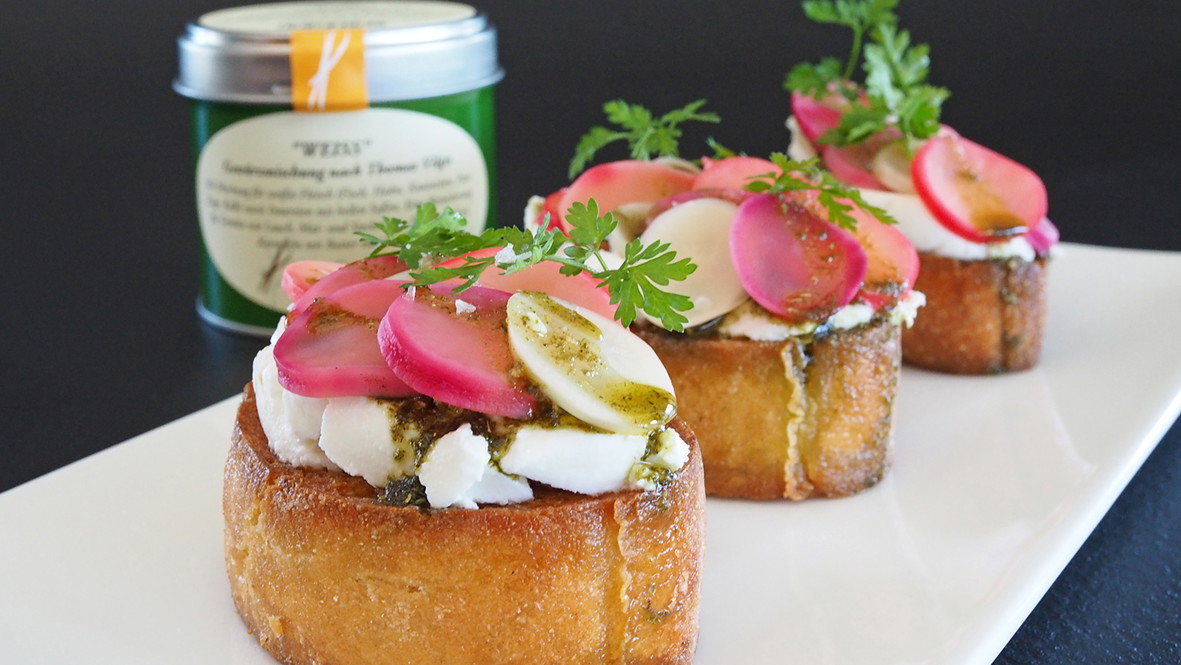 Image of Ziegenfrischkäse-Crostini mit gepickelten Radieschen und Vilgis Weiss