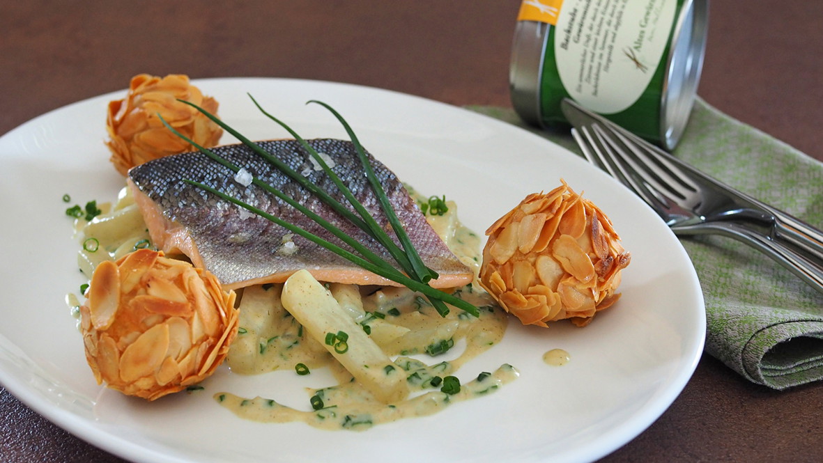 Image of In Nussbutter confierter Saibling auf Rahmkohlrabi mit Backstube Zitrus und Mandelbällchen