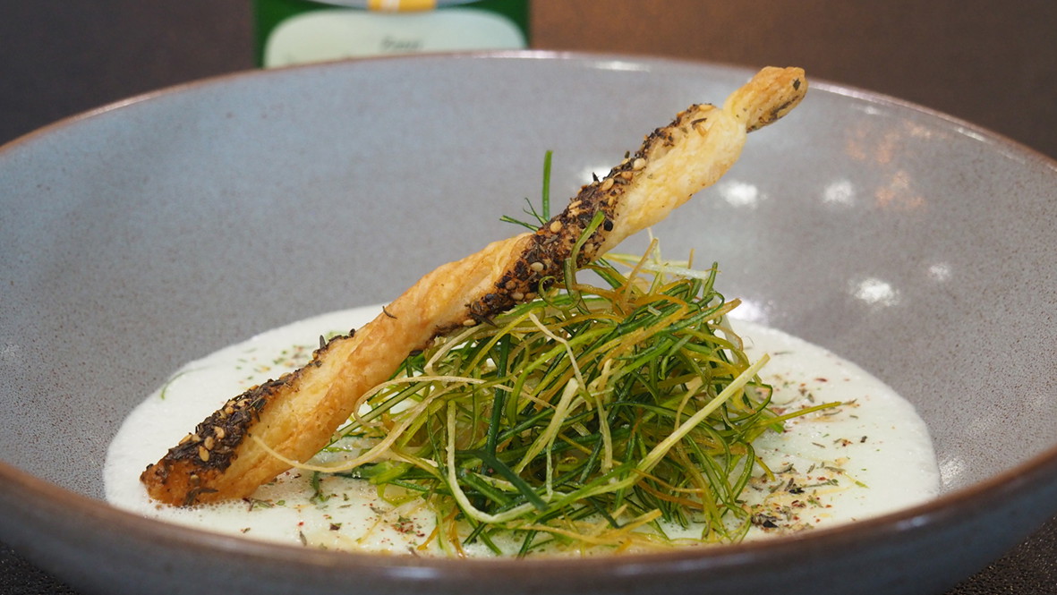 Image of Spargelsuppe mit Lauchstroh und Zatar-Blätterteigstangen