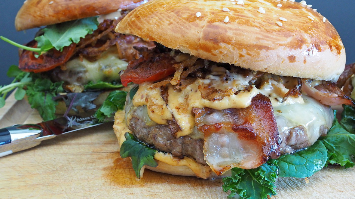 Image of Whisky Flamed Burger mit Cajun Spice