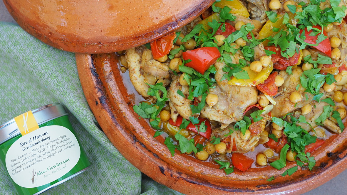 Image of Hähnchen-Tajine mit Kichererbsen, Tomaten, Koriander und Raz el Hanout