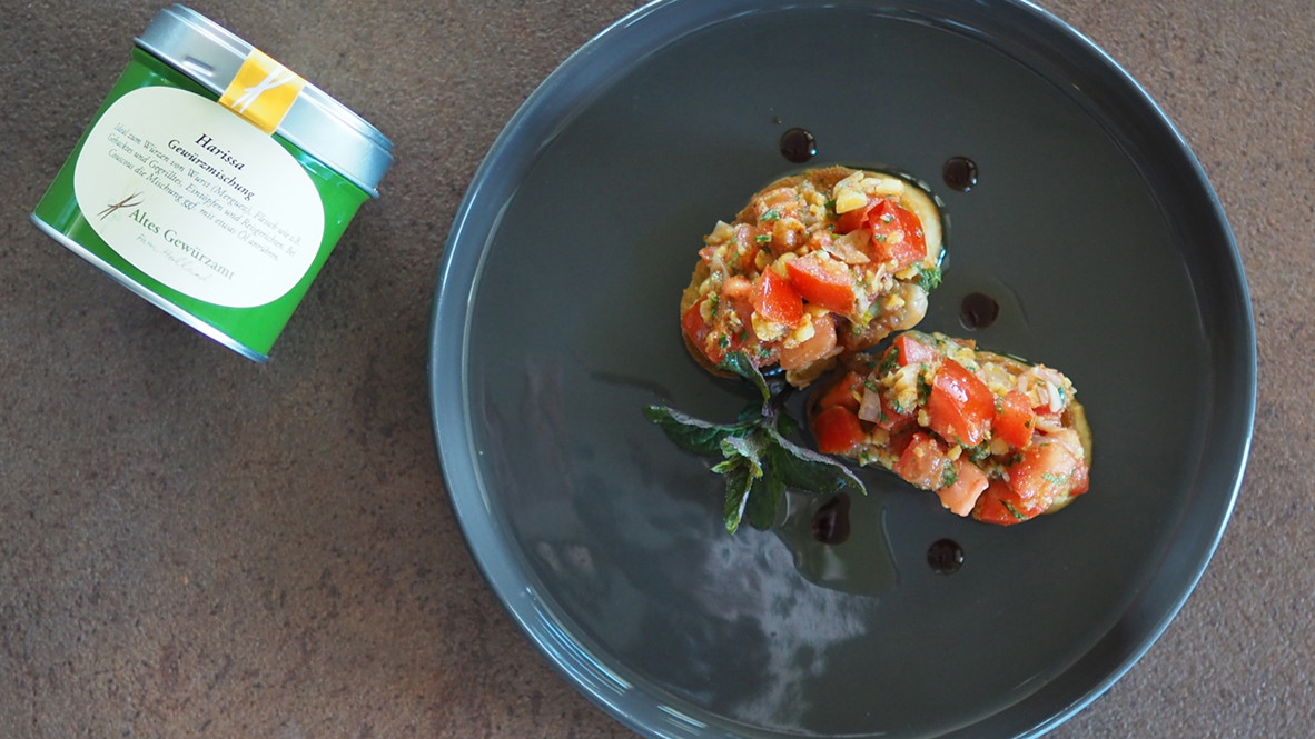 Image of Tomatentatar mit Kichererbsen, Minze und Harissa