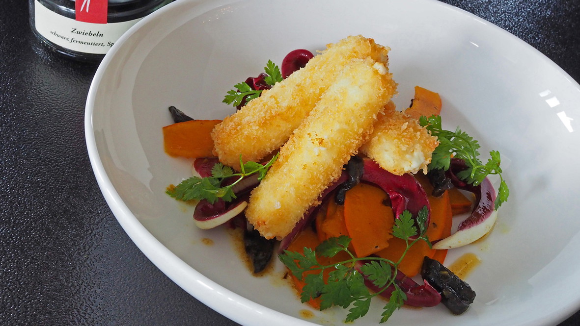 Image of Gebackener Fetakäse mit Hokkaido-Kürbis süß-sauer, Trevisano und schwarzer fermentierter Zwiebel