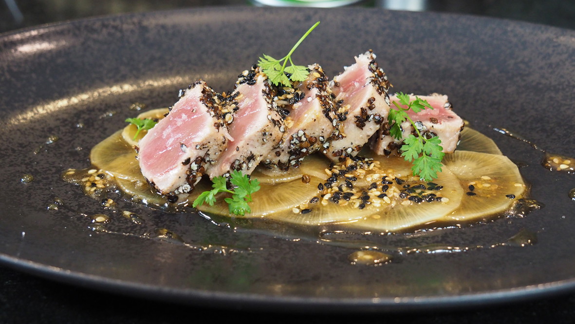 Image of Balfego Tuna mit Paradieskörnern gebraten auf karamellisiertem Rettich und Sesamvinaigrette