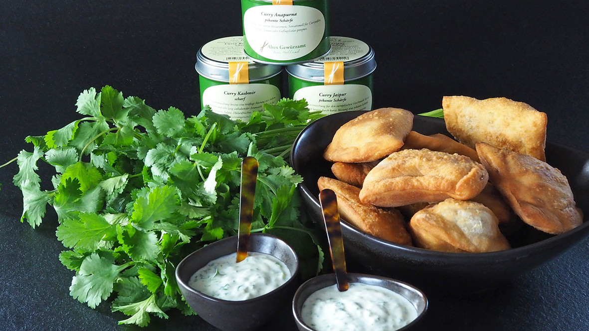 Image of Vegetarische Samosas mit Curry Anapurna und Koriander-Limetten-Joghurt