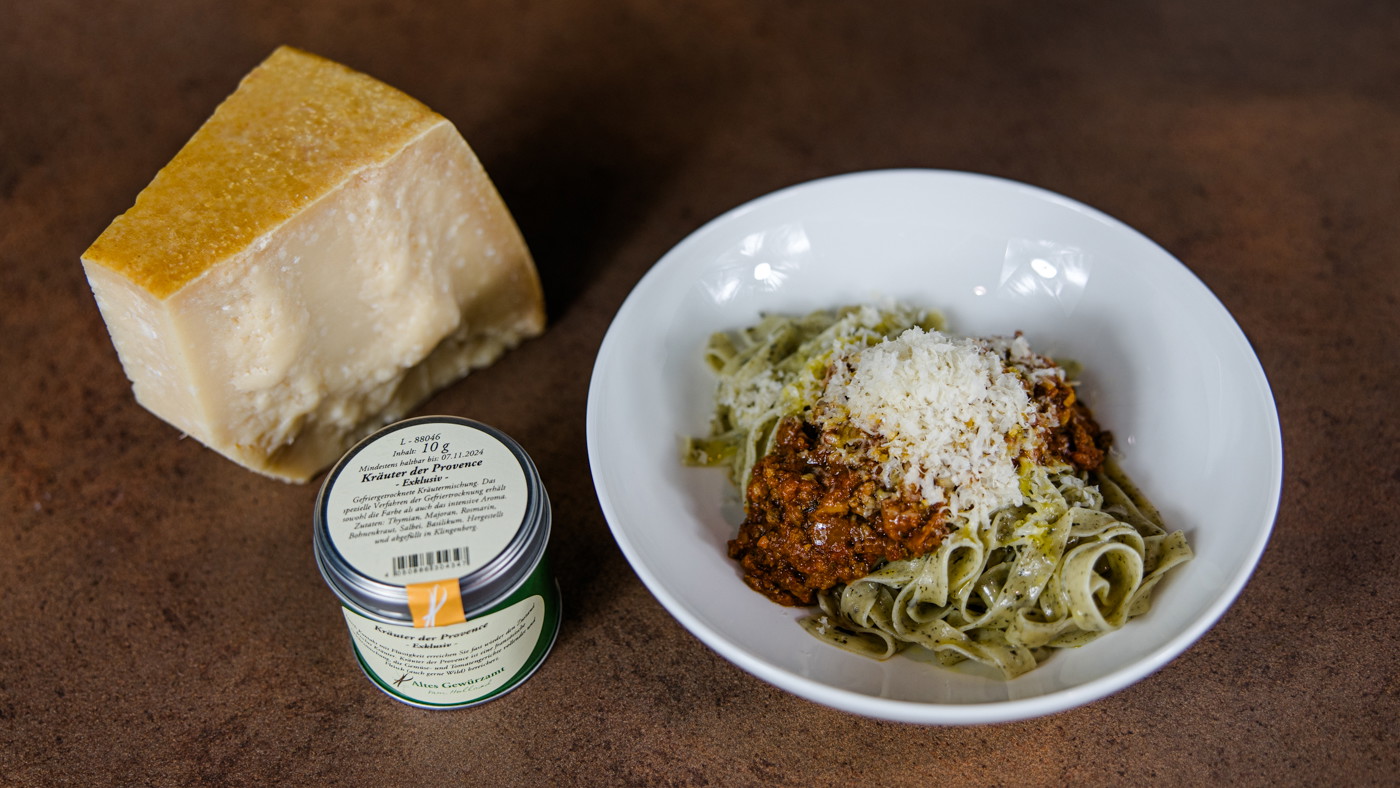 Image of Tagliatelle mit Kräuter der Provence und Gewürzamt Bolognese