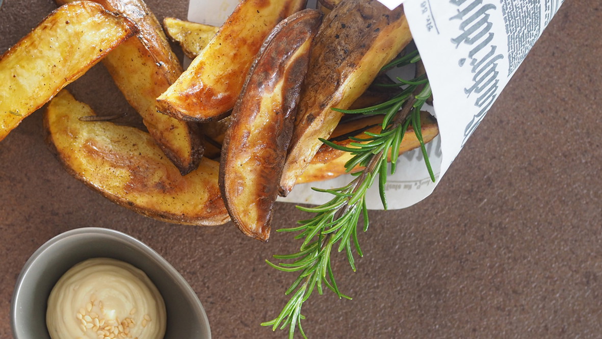 Image of Knusprige Wedges mit Sesam-Mayonnaise und Hollands Frittenwürze