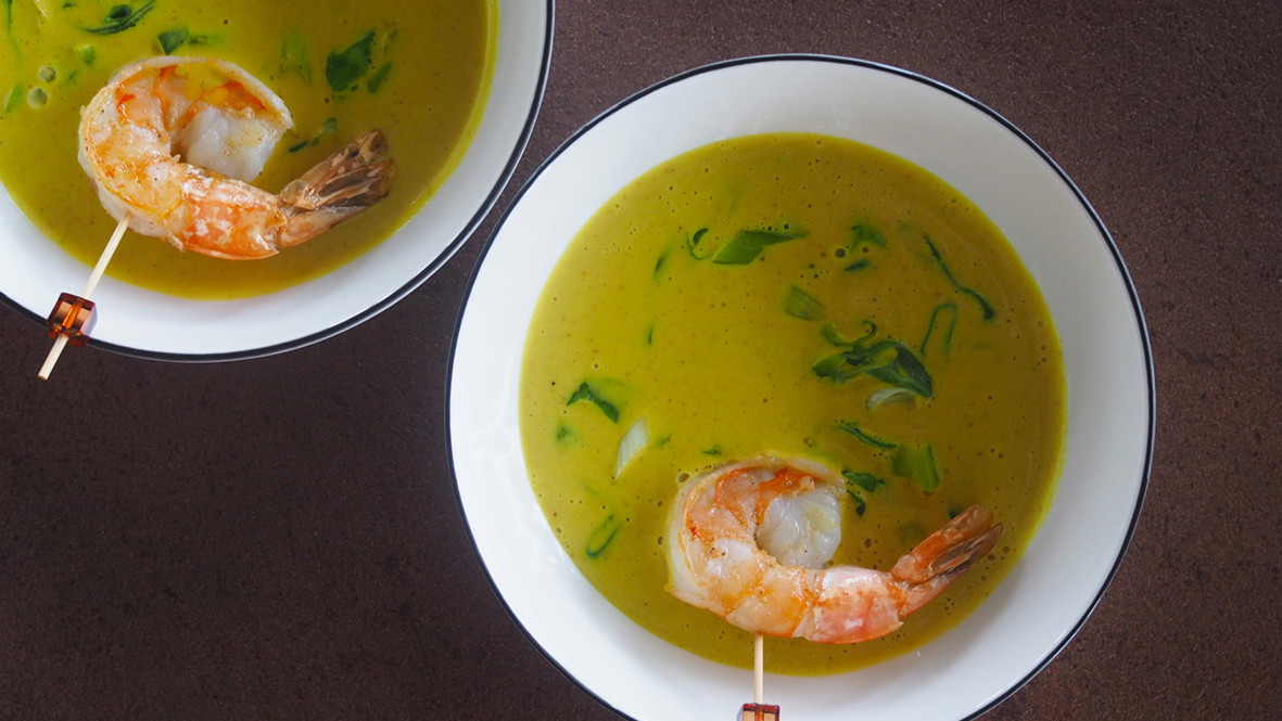 Image of Goldene Kokosmilchsuppe mit Riesengarnelen und Goldene Milch