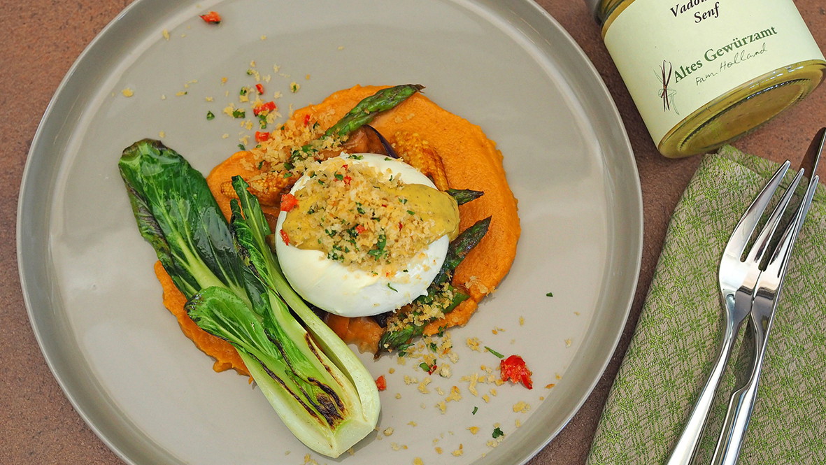 Image of Gesmokte Burrata mit Vadouvan-Senf-Lack, Thai-Gemüse aus dem Wok und Süßkartoffelpüree