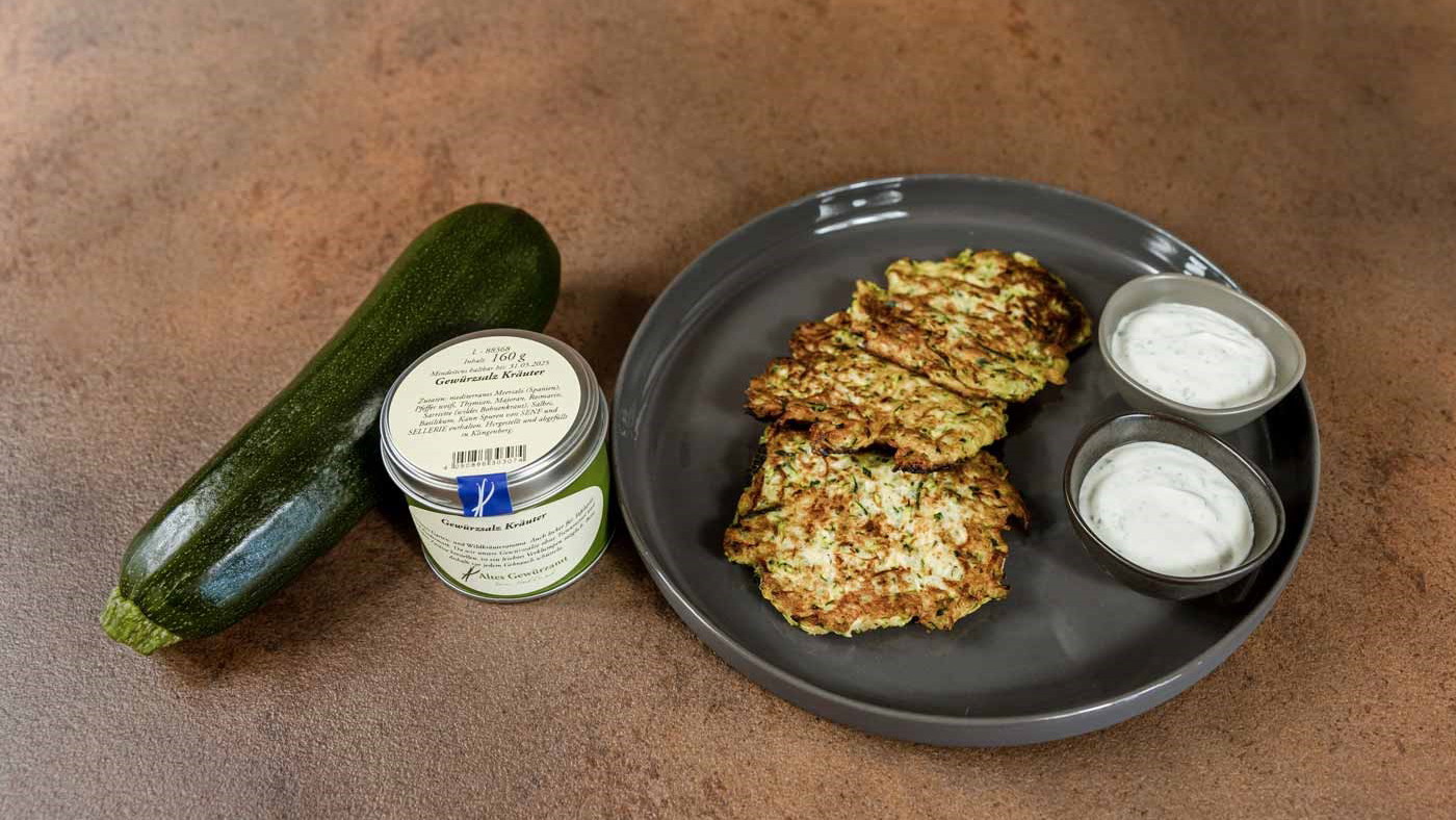 Image of Zucchinipuffer mit Gewürzsalz Kräuter und Joghurt-Dip