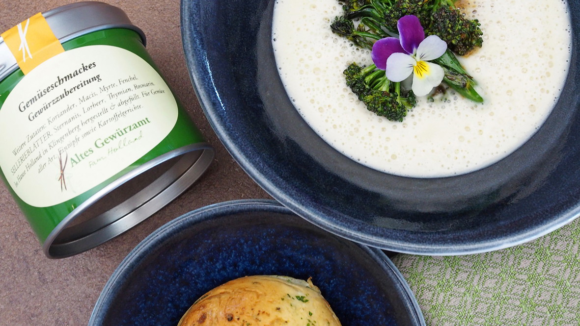 Image of Gesmokte Blumenkohlsuppe mit glasiertem wilden Brokkoli und Blumenkohl-Kerbel-Buns