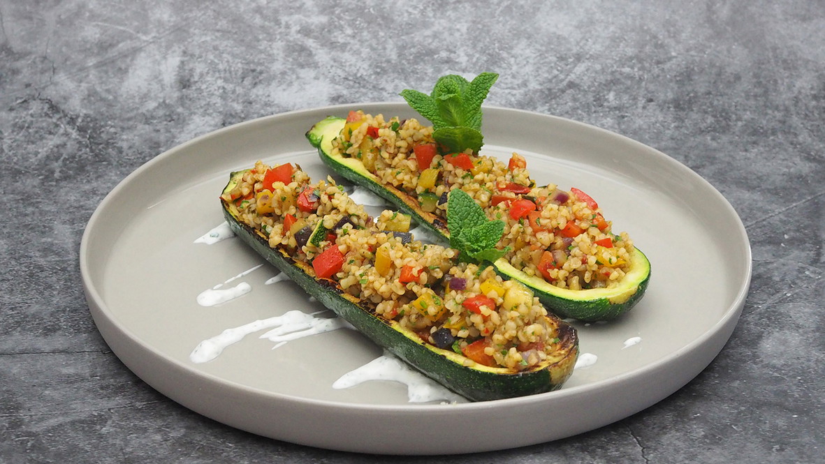 Image of Zucchini gefüllt mit Gemüse-Bulgur und Gyros Gewürz auf griechischem Joghurt