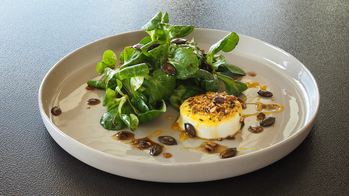 Image of Gratinierter Ziegenkäse mit Safran-Honig, Feldsalat und Kürbiskern-Vinaigrette