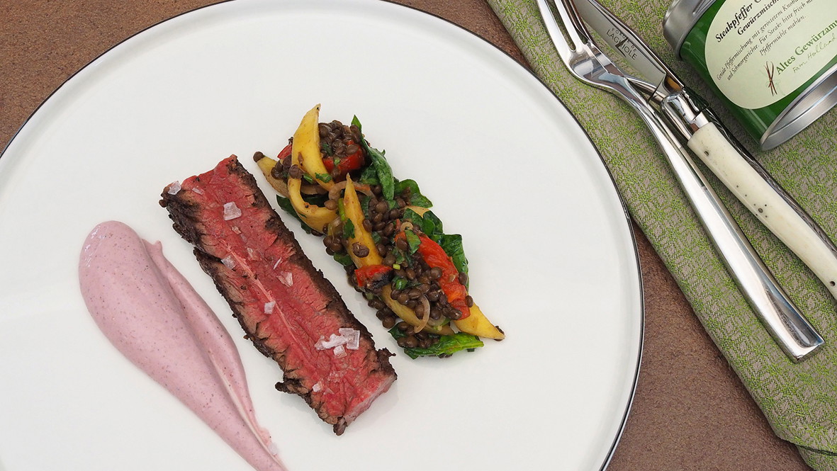 Image of Gegrilltes Onglet vom Rind mit Steakpfeffer Gewürzamt, schwarzem Linsensalat und Purple-Curry-Joghurt