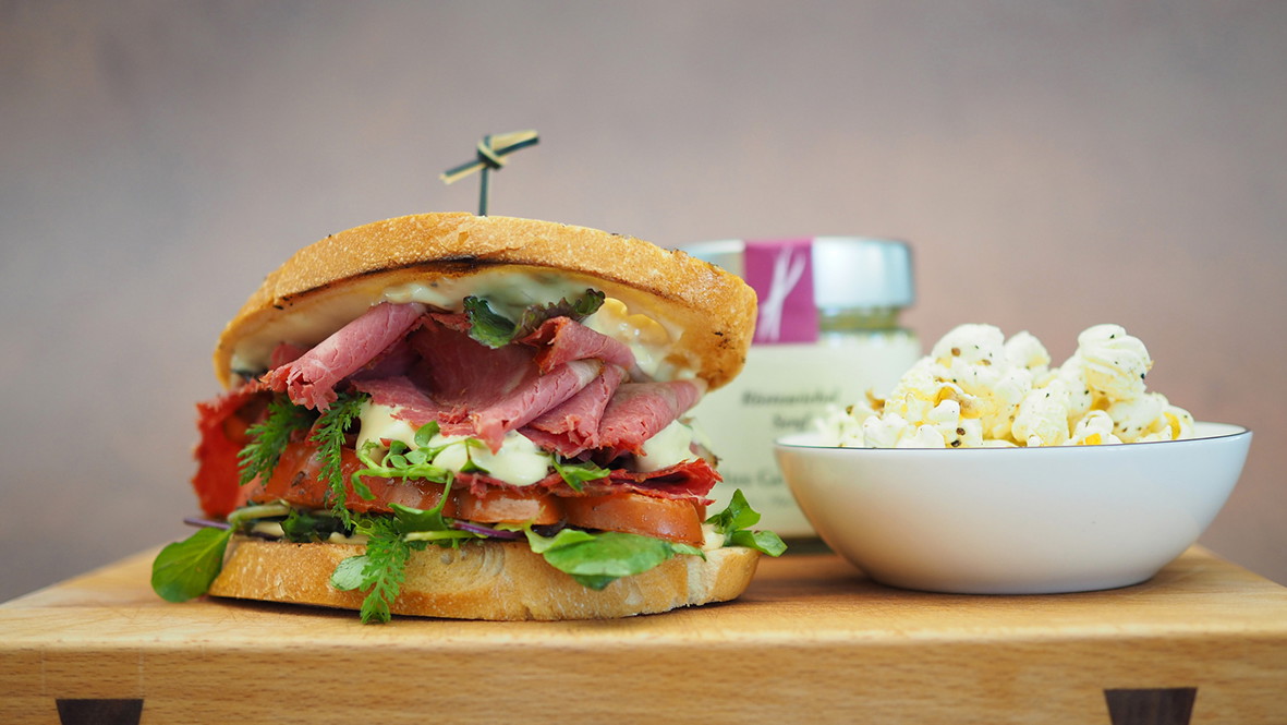 Image of American Pastrami Sandwich mit Röstzwiebel Senf und pikantem BBQ-Beef-Popcorn