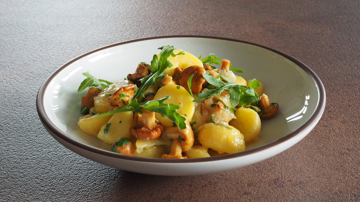 Image of Kartoffelsalat mit Rucola und Pfifferlingen mit Würzpaste Umami