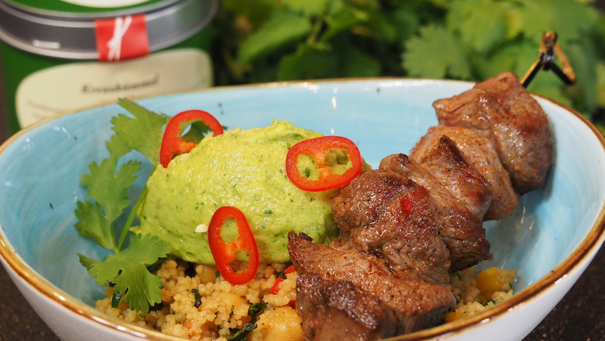 Image of Scharfe Lammspießchen mit Taboulé und Avocado-Dip