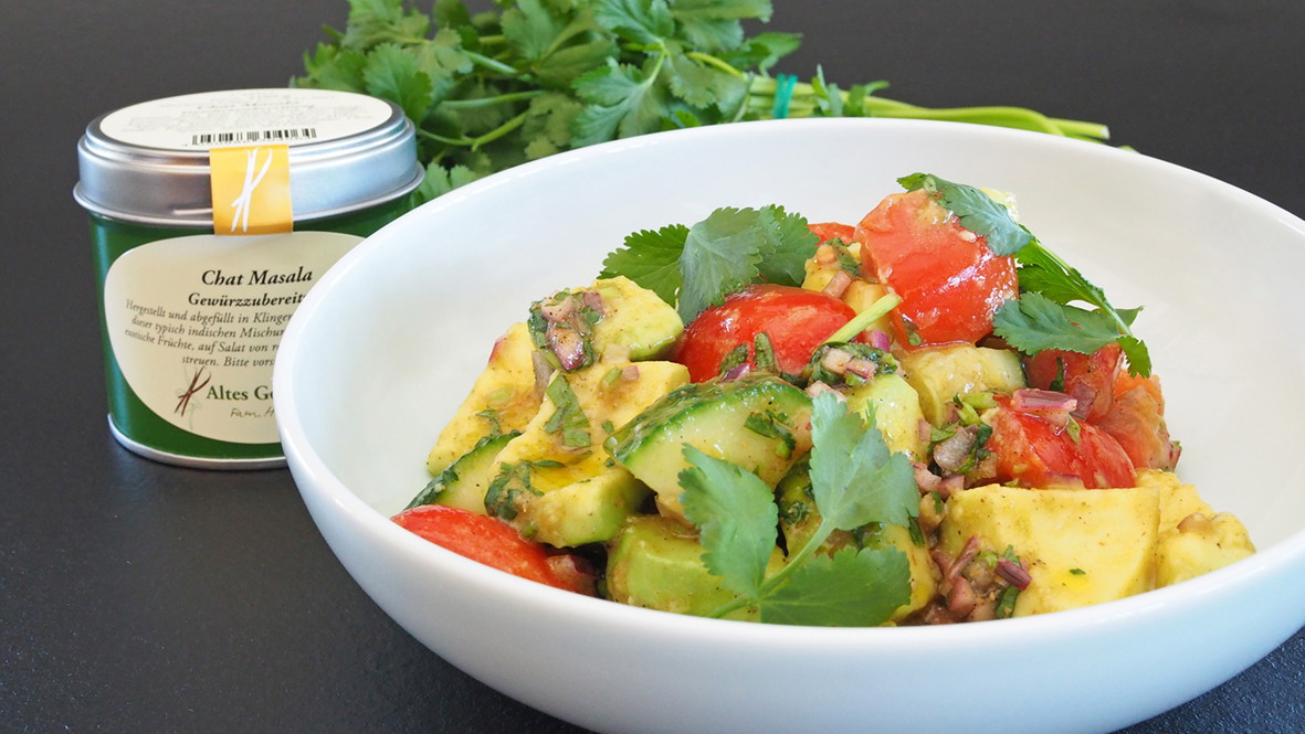 Image of Avocado-Tomaten-Gurkensalat mit Chat Masala