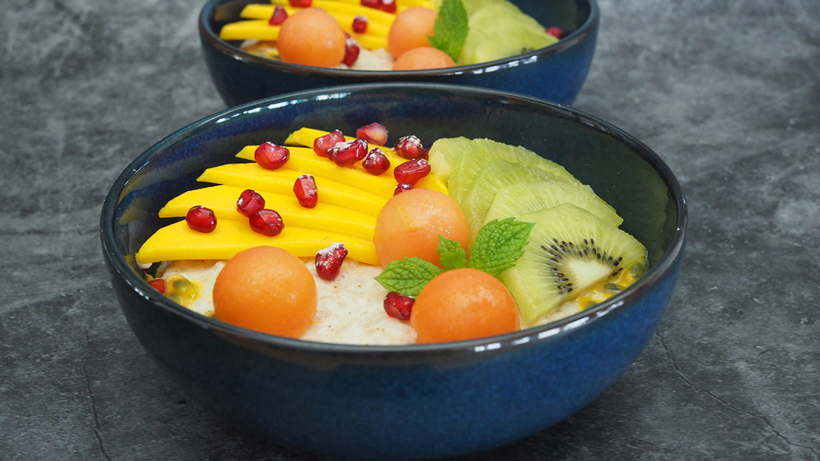 Image of Kokos-Milchreis-Bowl mit Chai Masala und exotischen Früchten