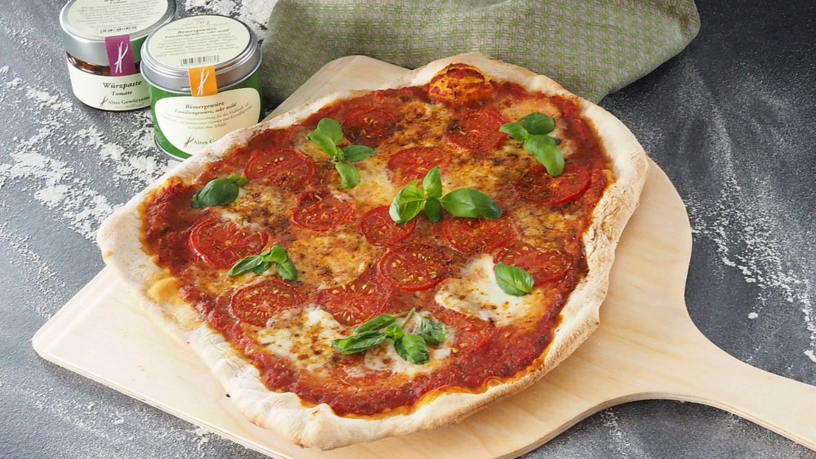 Image of Pizza Margherita mit Römergewürz und Würzpaste Tomate