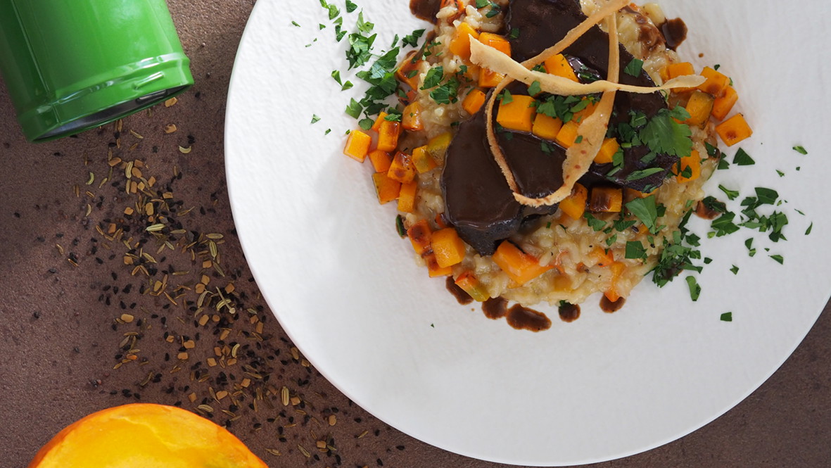 Image of Geschmorte Rinderbacke auf Kürbisrisotto mit Panch Phoron