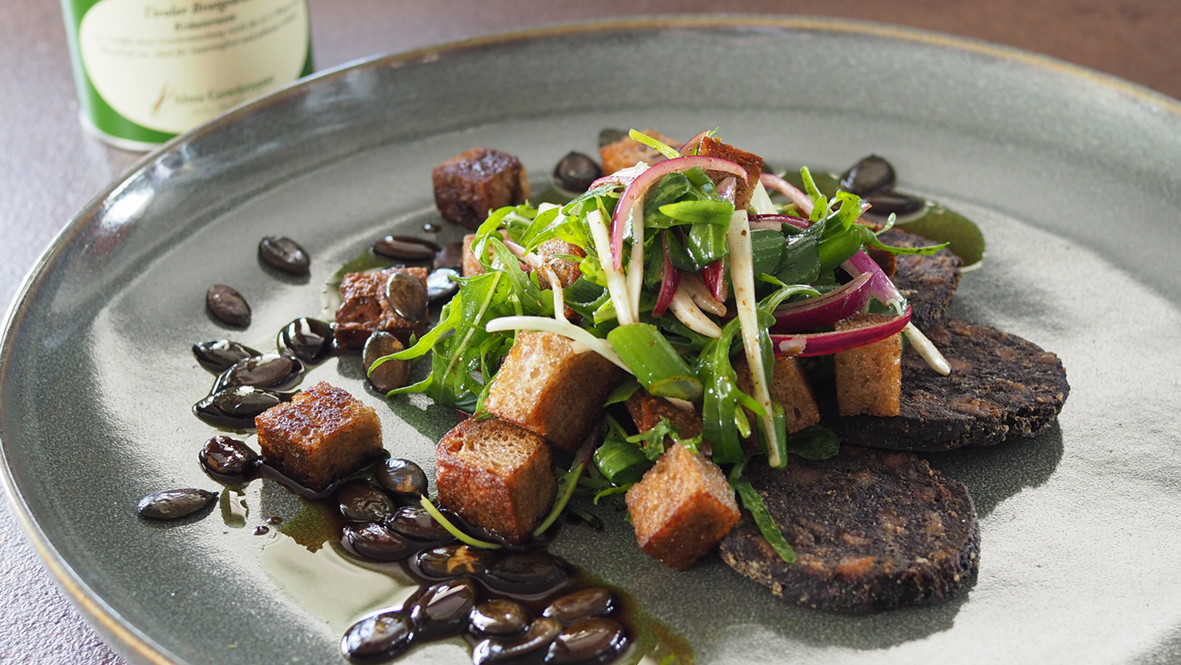 Image of Sauerteig-Brotsalat mit Tiroler Brotgewürz, roten Zwiebeln und Blutwurst