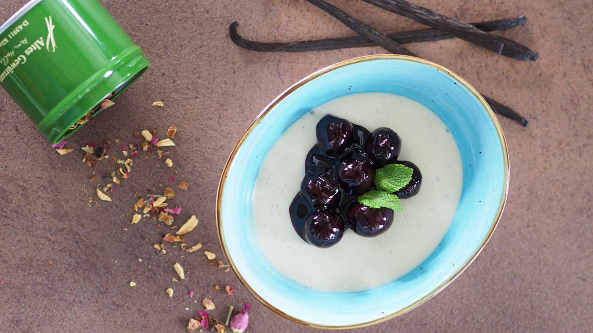 Image of Panna Cotta von der Tahiti-Vanille mit eingelegten Glühweinkirschen