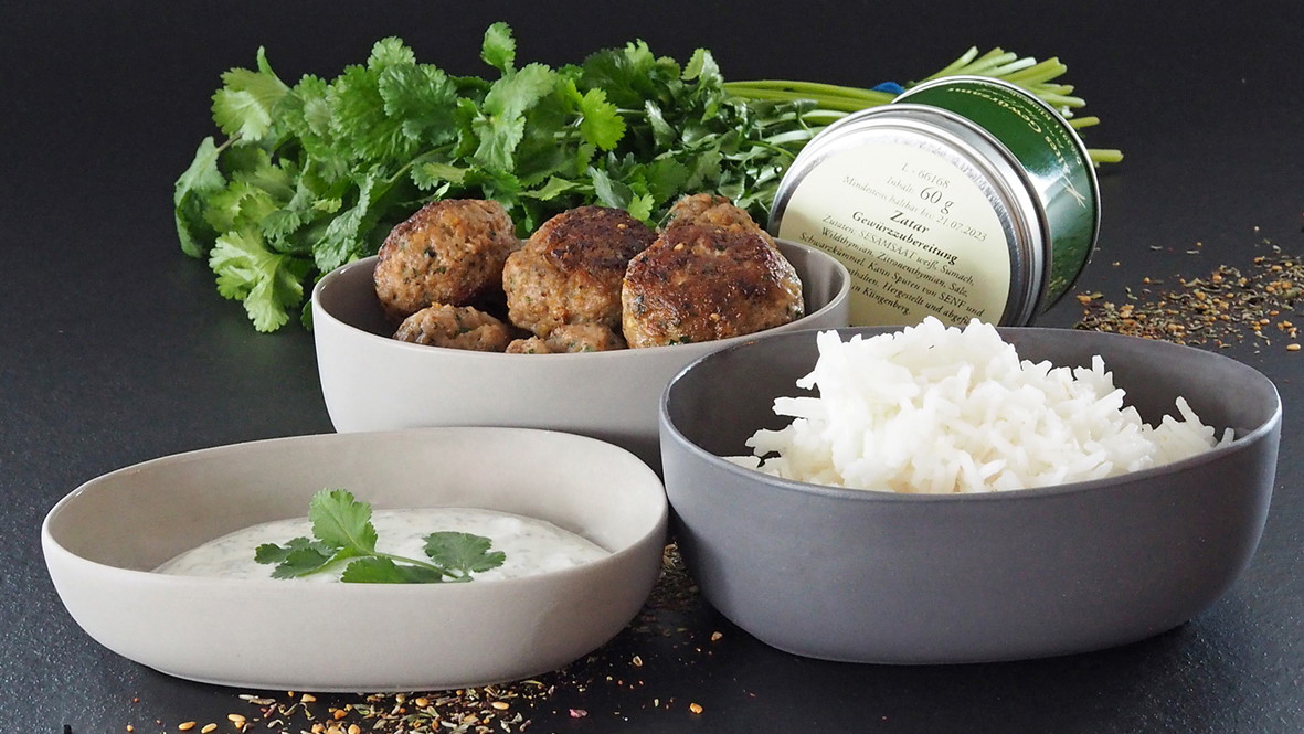 Image of Hackfleischbällchen mit Zatar auf Basmatireis und Joghurt-Dip