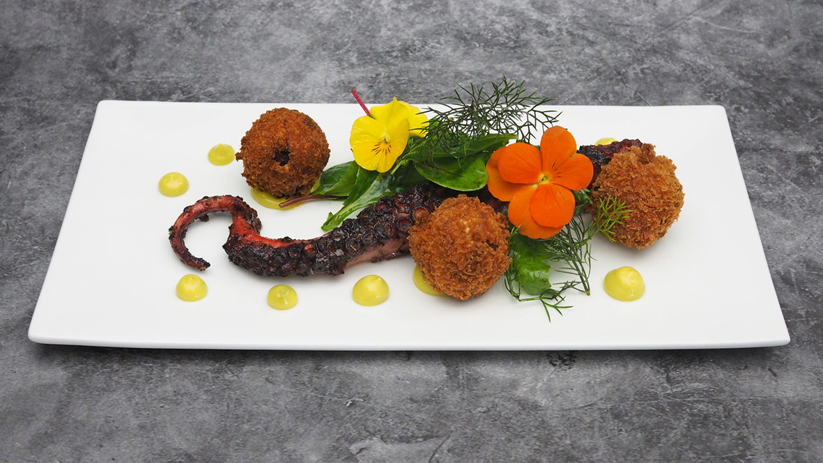 Image of Pulpo mit BBQ Rub Ocean, Sobrasadakrapfen, Hanfmayonnaise und Kräutersalat