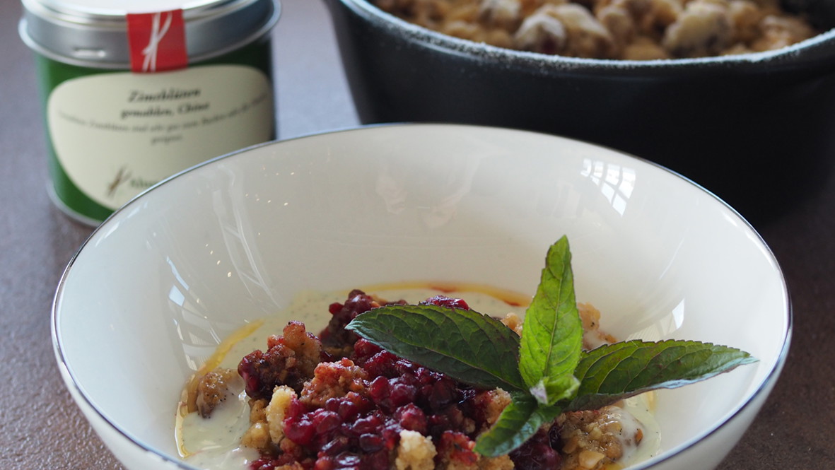 Image of Himbeer-Crumble mit Zimtblüten-Streusel & Vanillesahne mit Zimtblüten